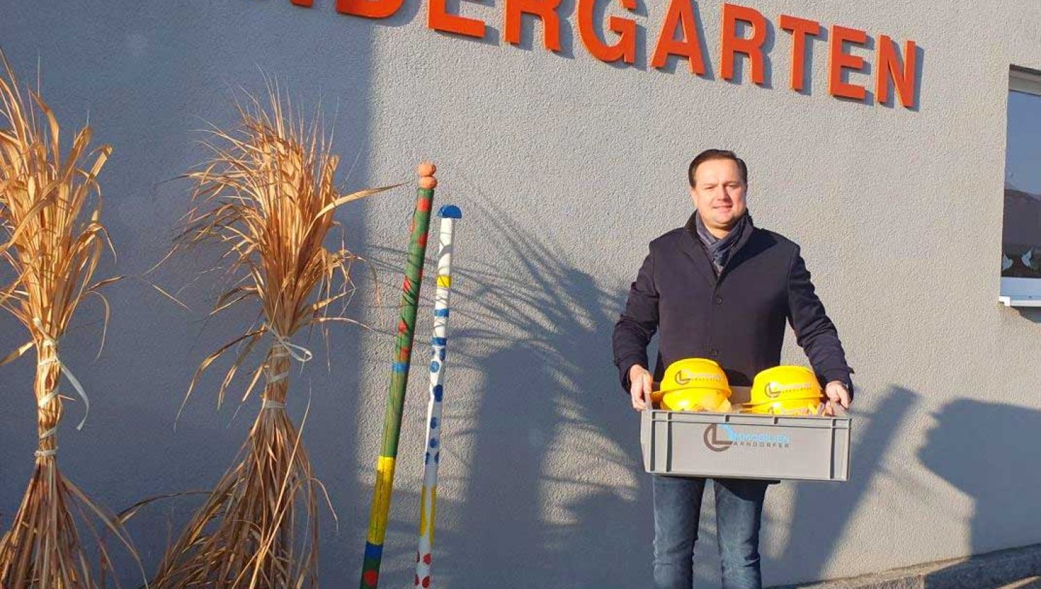 Immobilien Larndorfer unterstützt Kindergarten Windhaag mit Bauhelmen und Handschuhen
